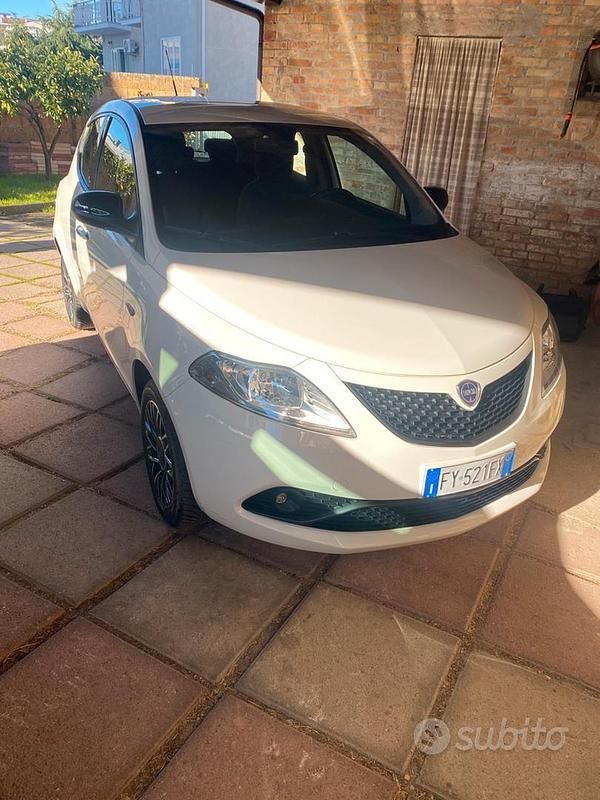Usata Lancia Ypsilon 69 CV (50 kW) 2019 Bianco Utilitaria