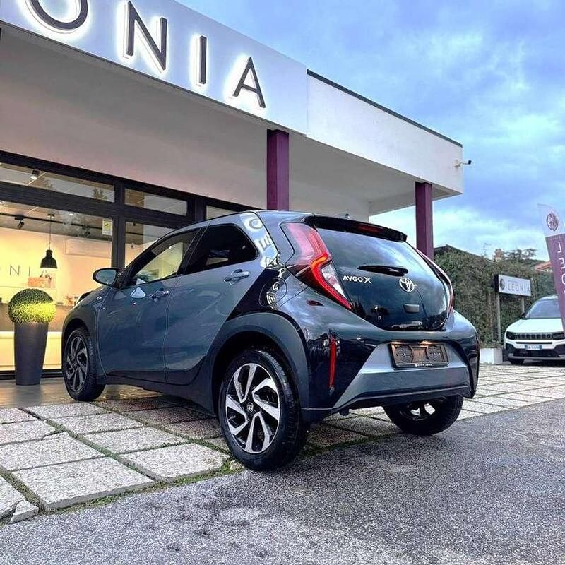 Nuova Toyota Aygo X Team 72 CV (52 kW) 2025 Celestite grey /night sky blac SUV