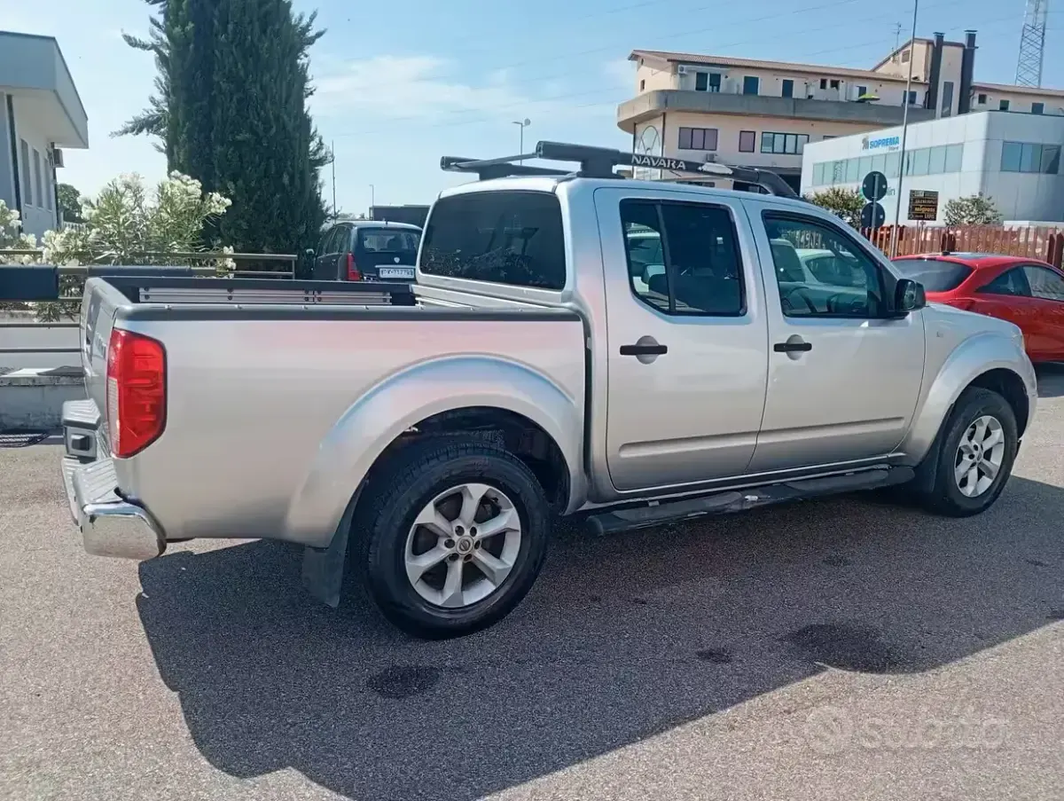 Usata Nissan Navara 174 CV (127 kW) 2005 Grigio Pick-up