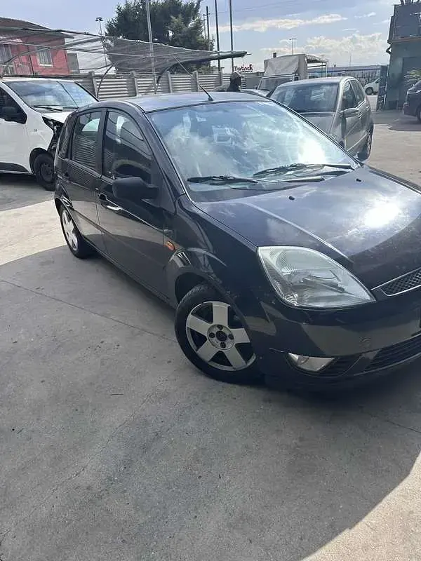 Usado Ford Fiesta Ghia 68 HP (50 kW) 2004 Citadino