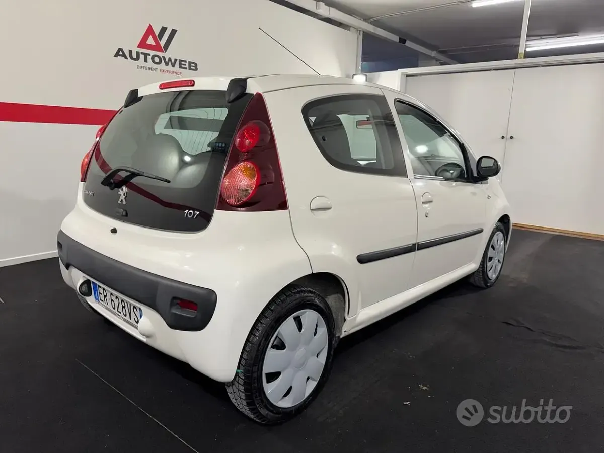 Usata Peugeot 107 Active 68 CV (50 kW) 2013 Bianco Utilitaria