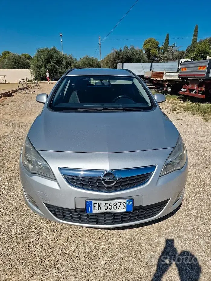 Usata Opel Astra Cosmo 110 CV (80 kW) 2012 Grigio Station wagon