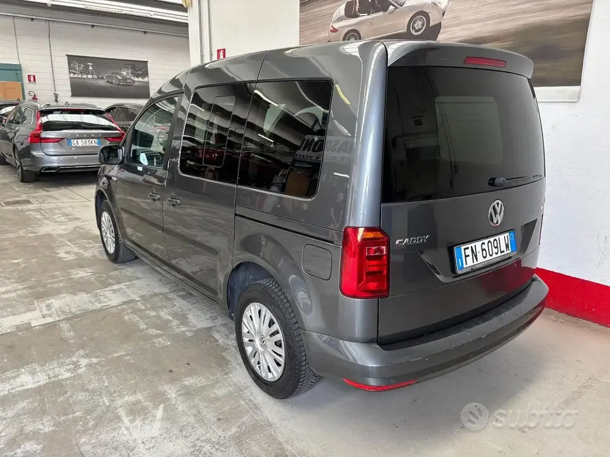 Usata VW Caddy 102 CV (75 kW) 2018 Grigio scuro Monovolume