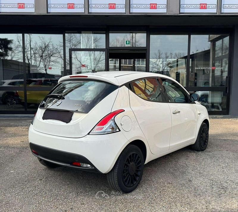 Usata Lancia Ypsilon Silver 69 CV (50 kW) 2022 Bianco Utilitaria