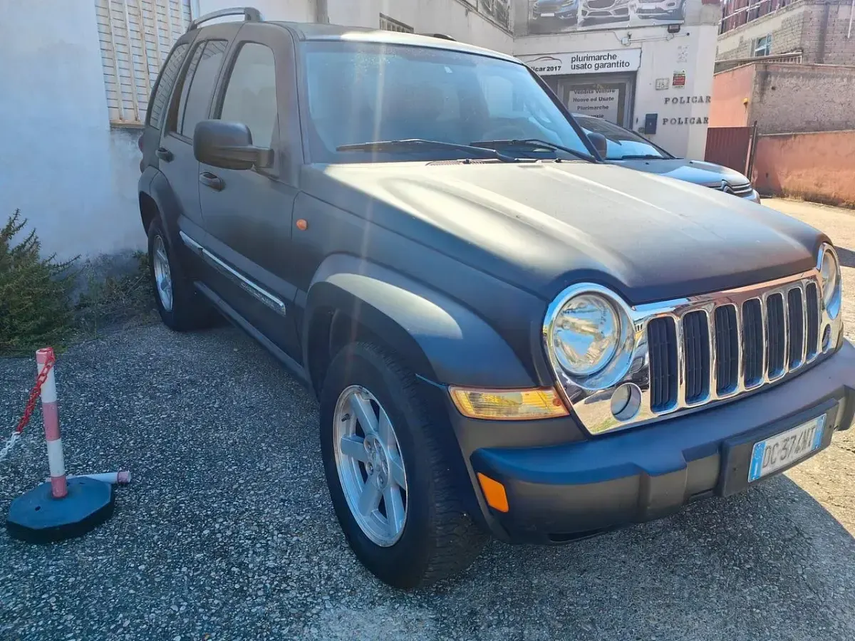 Usata Jeep Cherokee 163 CV (119 kW) 2006 Nero SUV