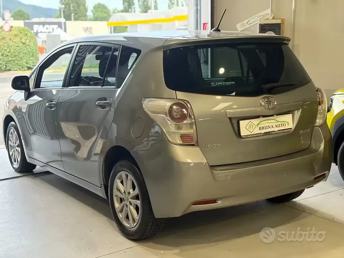 Usata Toyota Verso Style 150 CV (110 kW) 2012 Grigio Monovolume