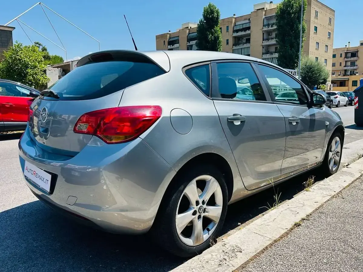 Usata Opel Astra 101 CV (74 kW) 2010 Argento Berlina