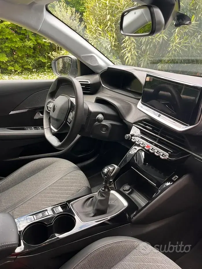 Usata Peugeot 208 Allure 101 CV (74 kW) 2024 Bianco Utilitaria