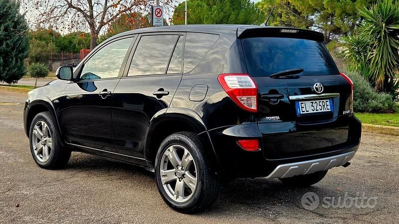 Usata Toyota RAV4 Lounge 150 CV (110 kW) 2012 Nero SUV