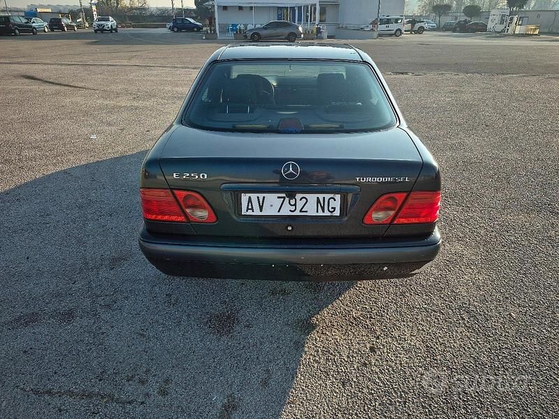 Usata Mercedes E250 150 CV (110 kW) 1998 Berlina