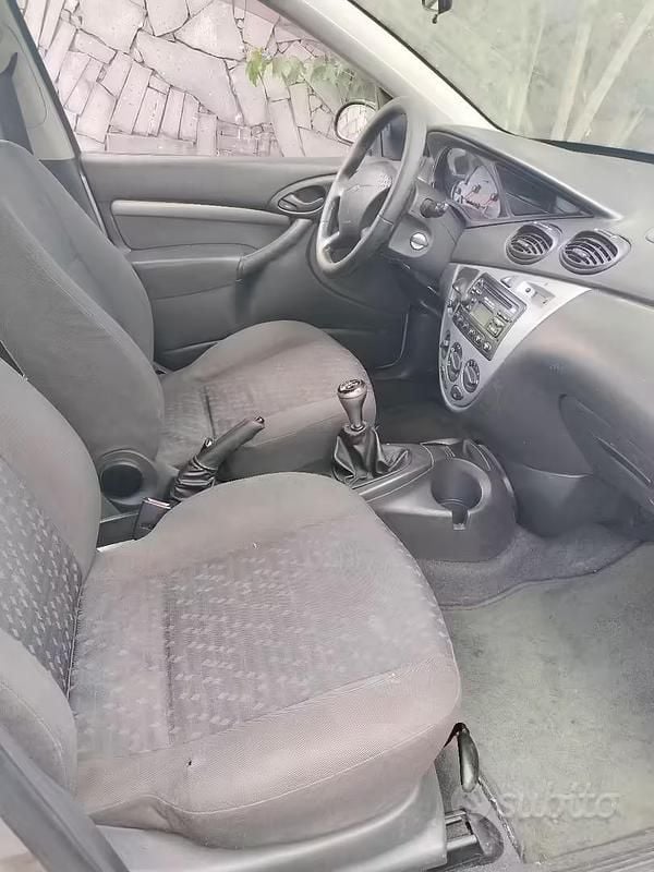 Usado Ford Focus 100 HP (73 kW) 2001 Cinzento Carrinha