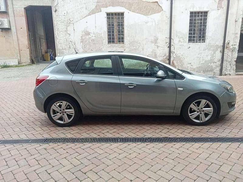 Usata Opel Astra 101 CV (74 kW) 2014 Grigio Berlina
