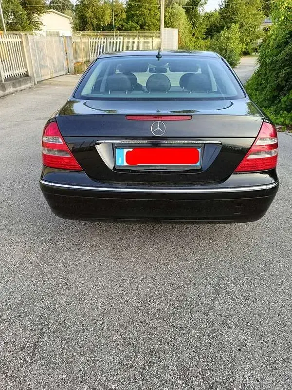 Usata Mercedes E280 Elegance 177 CV (130 kW) 2006 Nero Berlina