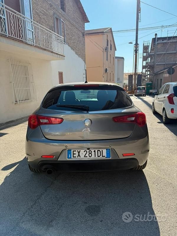 Usata Alfa Romeo Giulietta Distinctive 120 CV (88 kW) 2014 Grigio Utilitaria