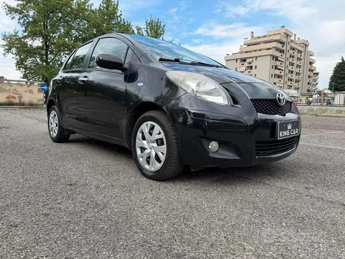 Usata Toyota Yaris Sol 100 CV (73 kW) 2011 Nero Utilitaria