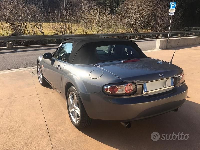 Usata Mazda MX5 131 CV (96 kW) 2006 Grigio Cabrio