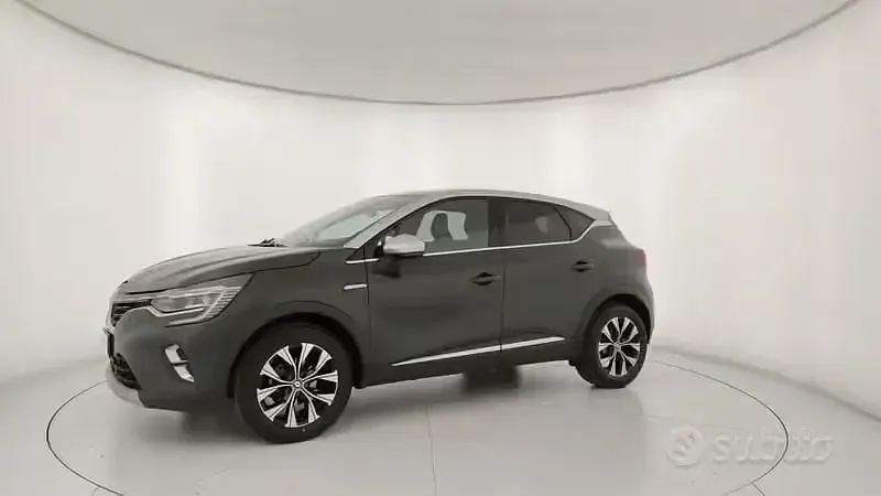 Usata Renault Captur Techno 101 CV (74 kW) 2023 Grigio SUV
