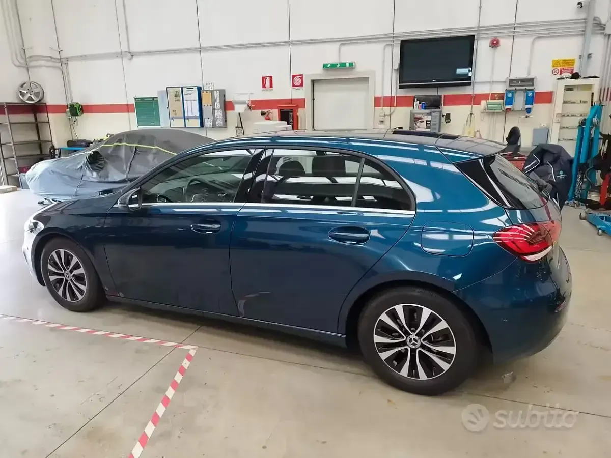 Usata Mercedes A180 Premium 116 CV (85 kW) 2020 Blu Berlina
