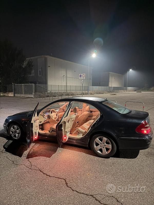 Usata Mercedes E320 Avantgarde 204 CV (150 kW) 2003 Blu Berlina