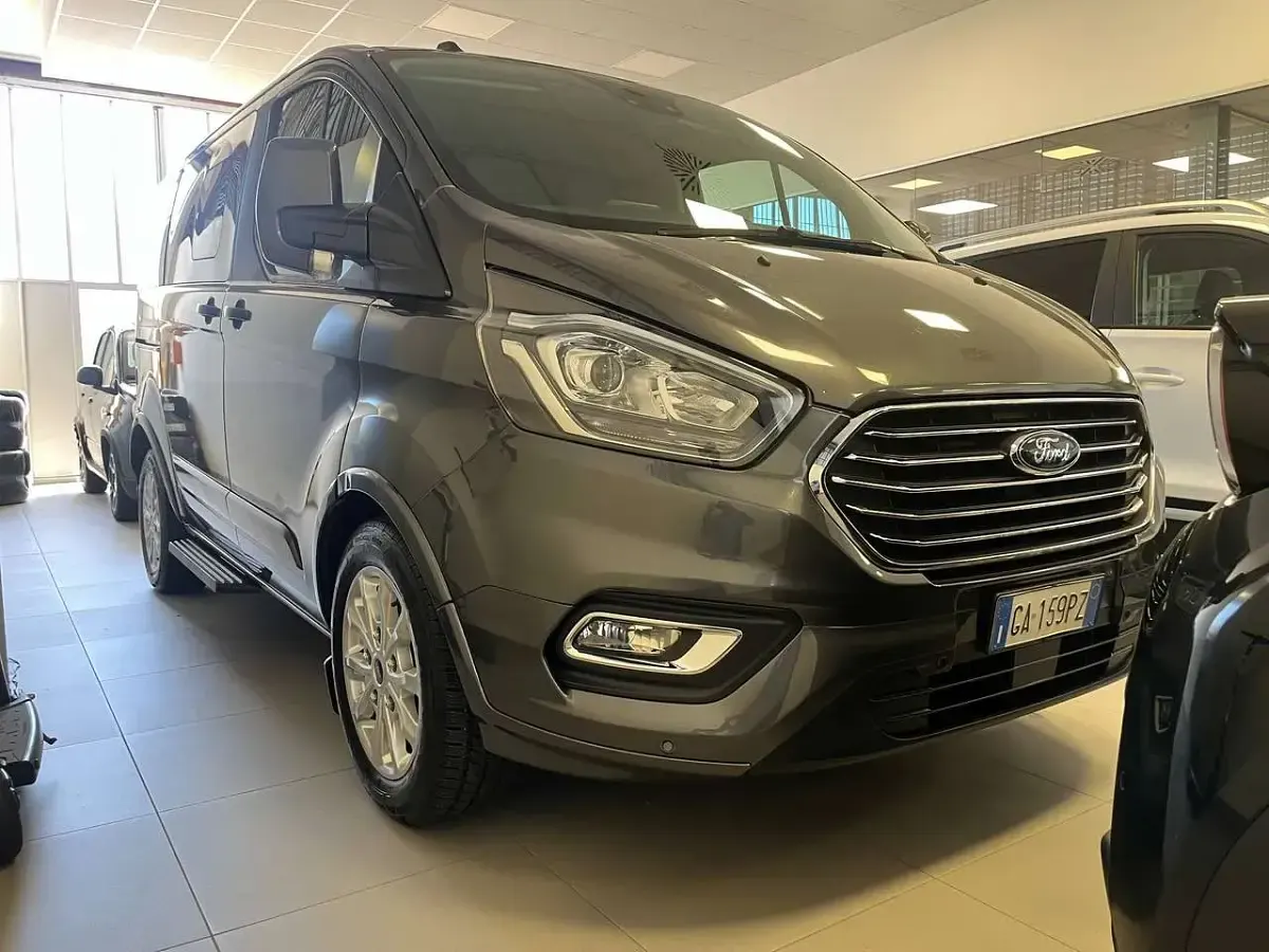 Usata Ford Tourneo Custom 129 CV (94 kW) 2020 Grigio metallizzato Furgone