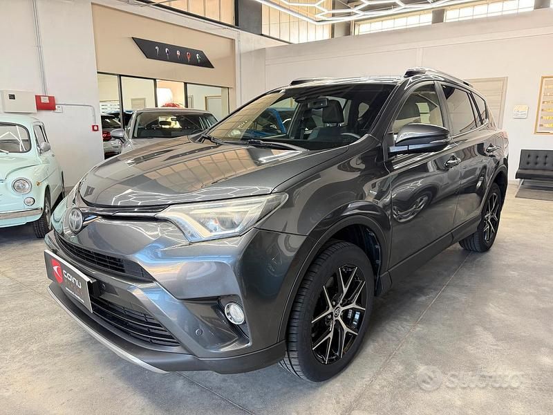 Usata Toyota RAV4 Lounge 143 CV (105 kW) 2017 Grigio SUV
