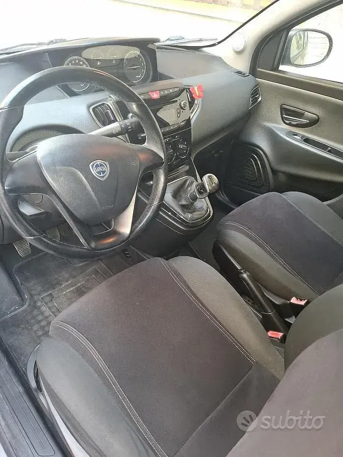 Usata Lancia Ypsilon 69 CV (50 kW) 2015 Grigio Utilitaria