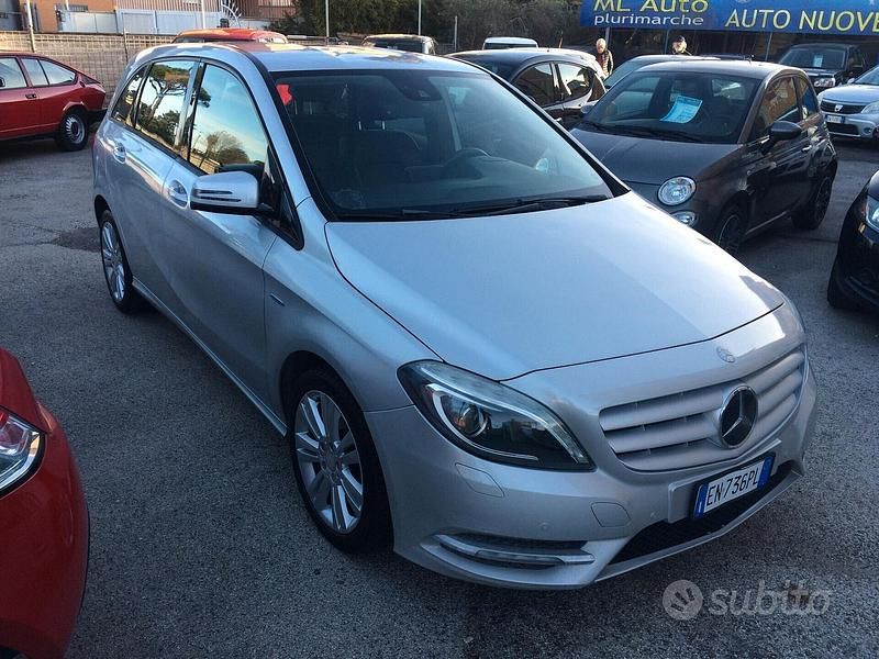 Usata Mercedes B200 135 CV (99 kW) 2012 Grigio Monovolume