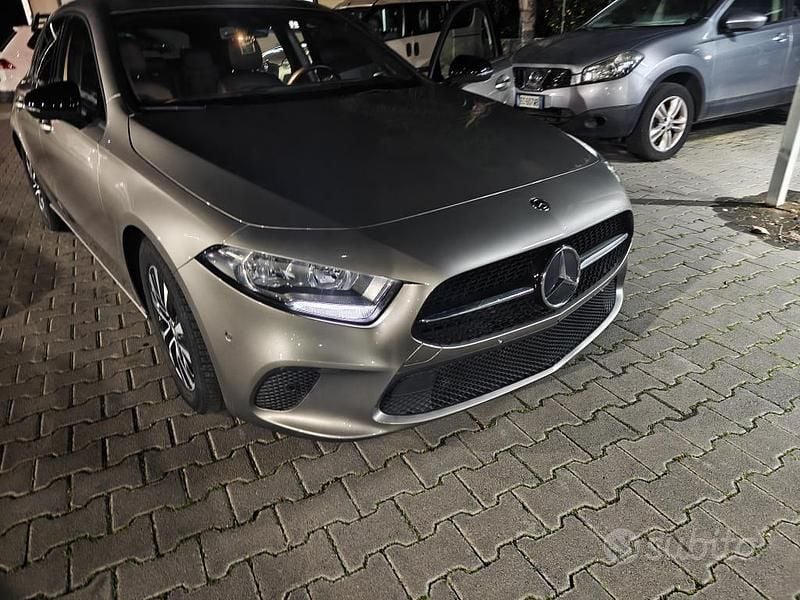 Grigio Usata 2020 Mercedes A160 Executive Berlina | 19.900 € (Buon prezzo) - Immagine 1/4