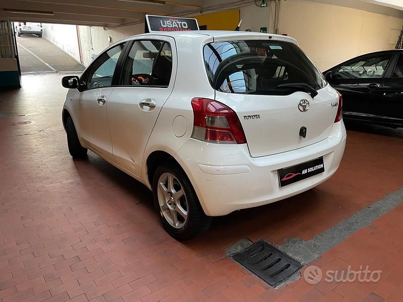 Gebraucht Toyota Yaris 69 PS (50 kW) 2011 Weiß Limousine