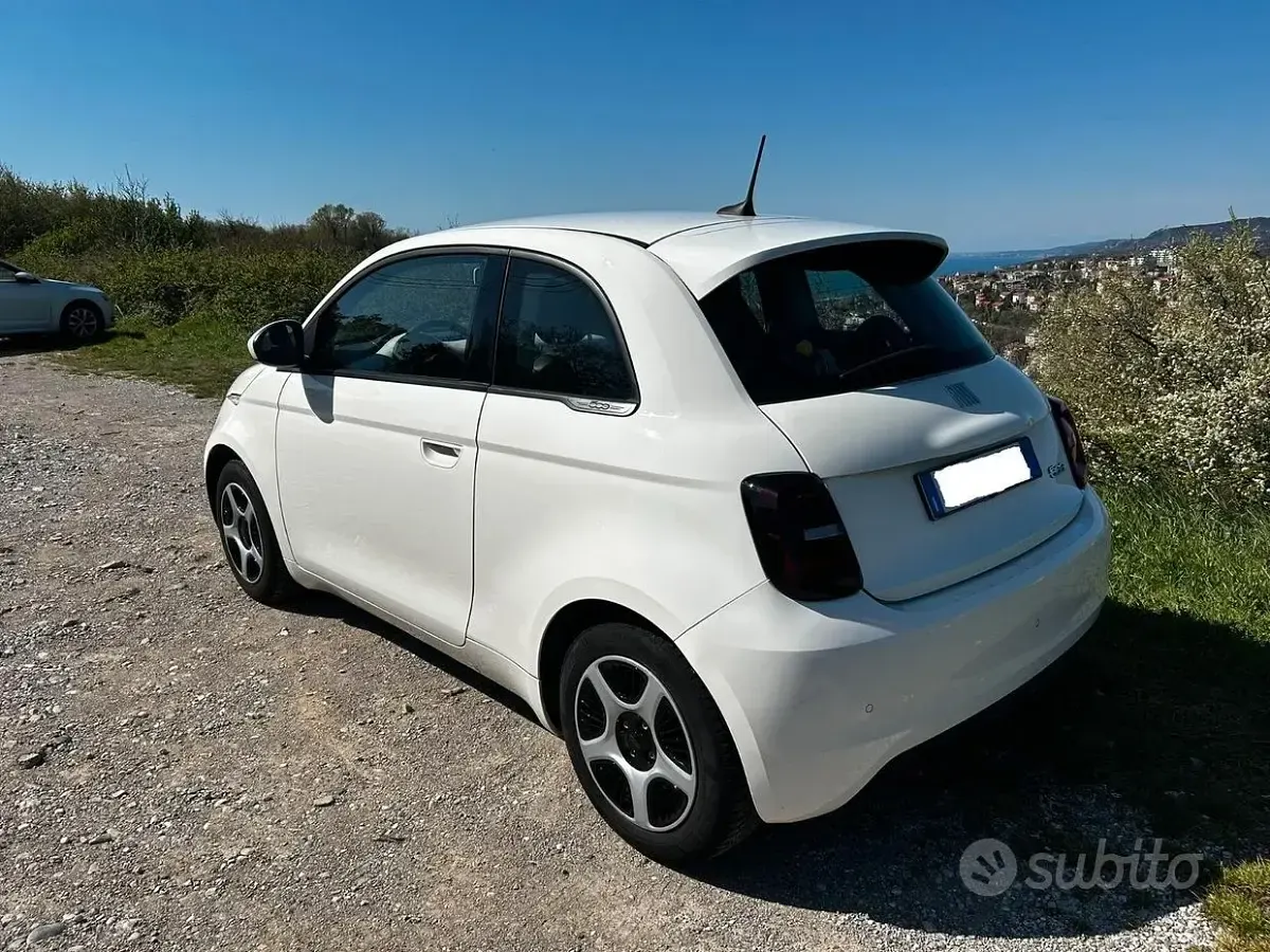 Begagnad Fiat 500e 42 kW (58 HK) 2021 Vit Halvkombi