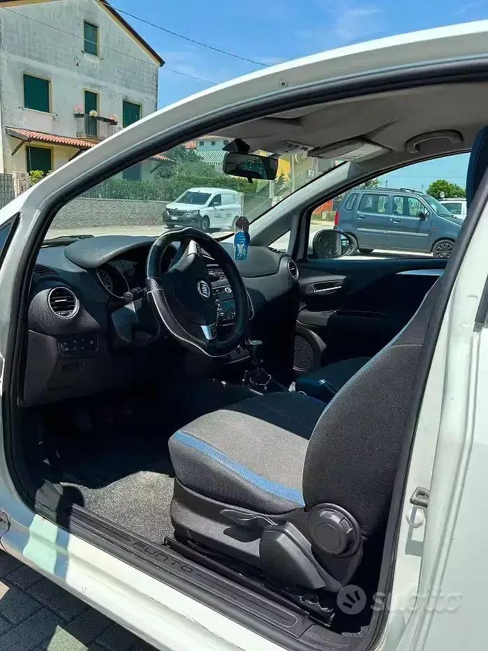 Usata Fiat Punto 77 CV (56 kW) 2012 Bianco Utilitaria
