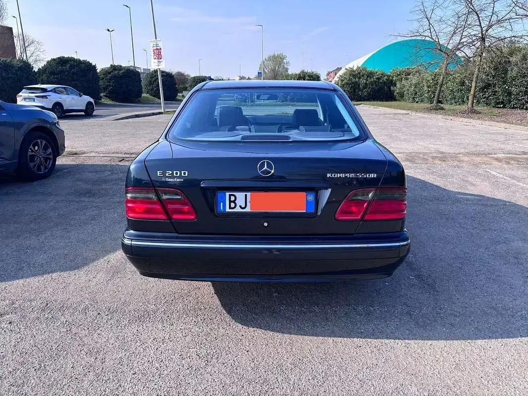 Usata Mercedes E200 Avantgarde 186 CV (136 kW) 2000 Blu Berlina