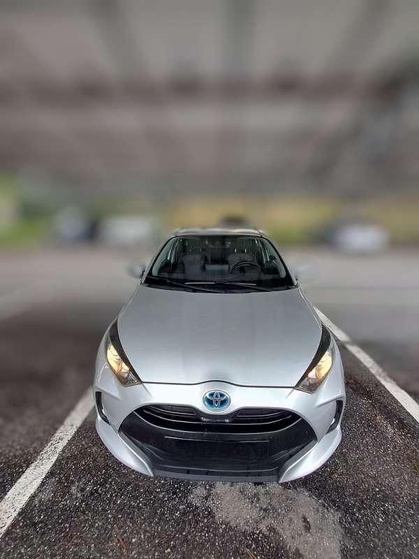 Usata Toyota Yaris Hybrid Active 92 CV (67 kW) 2021 Argento Berlina