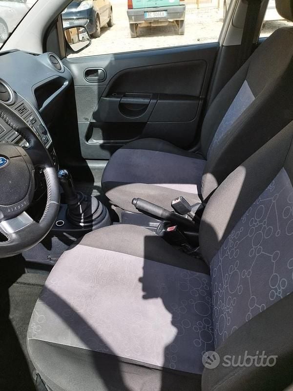 Begagnad Ford Fiesta 53 HK (38 kW) 2008 Grå Halvkombi