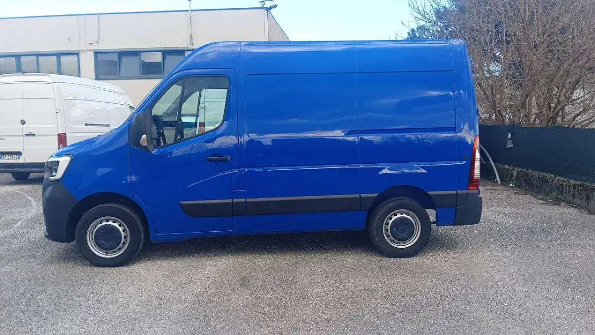 Usata Renault Master 136 CV (100 kW) 2023 Blu/azzurro Monovolume
