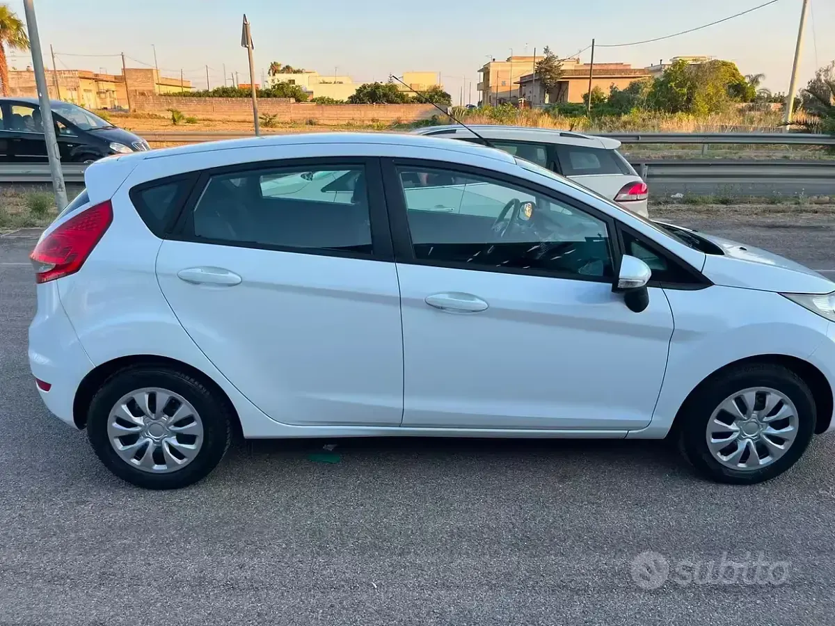 Usata Ford Fiesta Titanium 82 CV (60 kW) 2010 Bianco Berlina