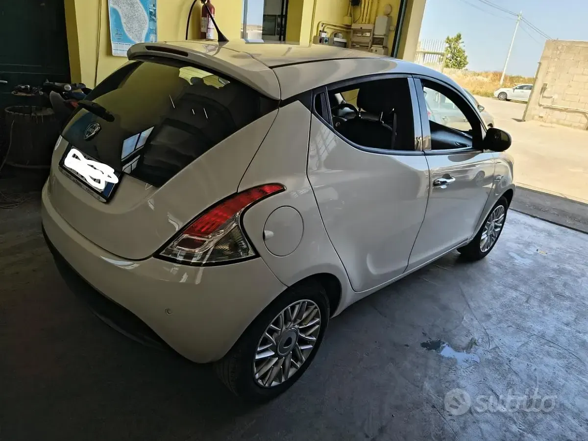 Usata Lancia Ypsilon Gold 69 CV (50 kW) 2013 Bianco Utilitaria