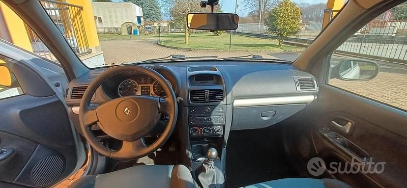 Usata Renault Clio II Expression 75 CV (55 kW) 2003 Grigio Berlina