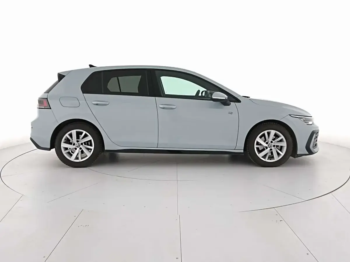 Usata VW Golf VIII R-line 150 CV (110 kW) 2024 Grigio Berlina