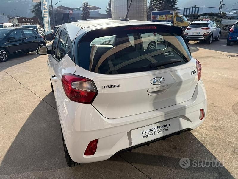 Usata Hyundai i10 65 CV (47 kW) 2023 Bianco Utilitaria