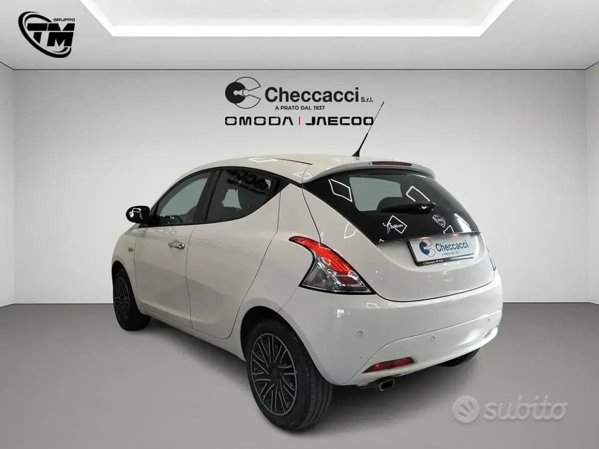 Begagnad Lancia Ypsilon Gold 69 HK (50 kW) 2018 Vit Halvkombi