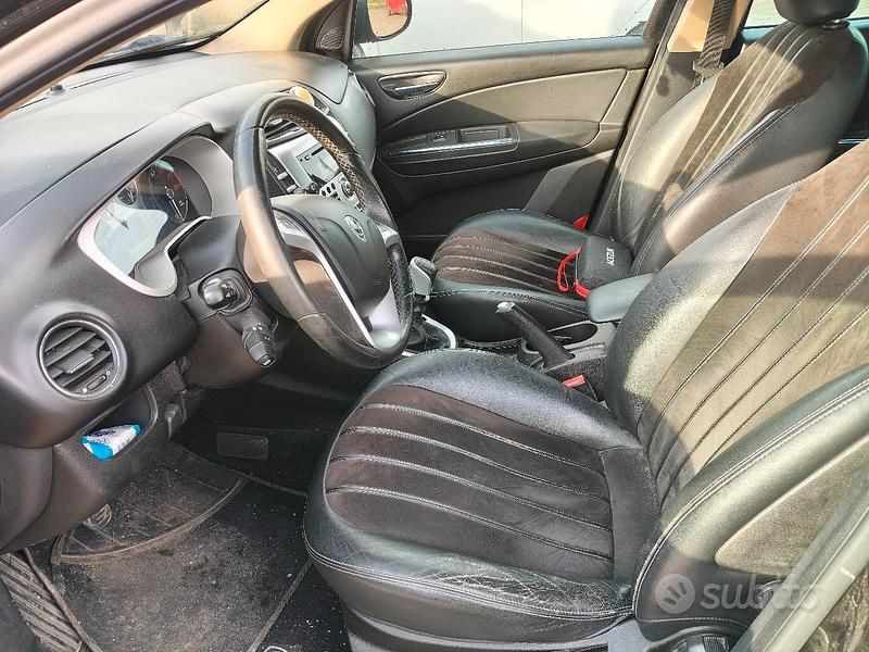 Usata Lancia Delta 120 CV (88 kW) 2012 Nero Utilitaria