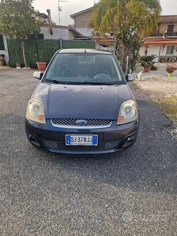 Usata Ford Fiesta Ghia 80 CV (58 kW) 2008 Grigio Utilitaria