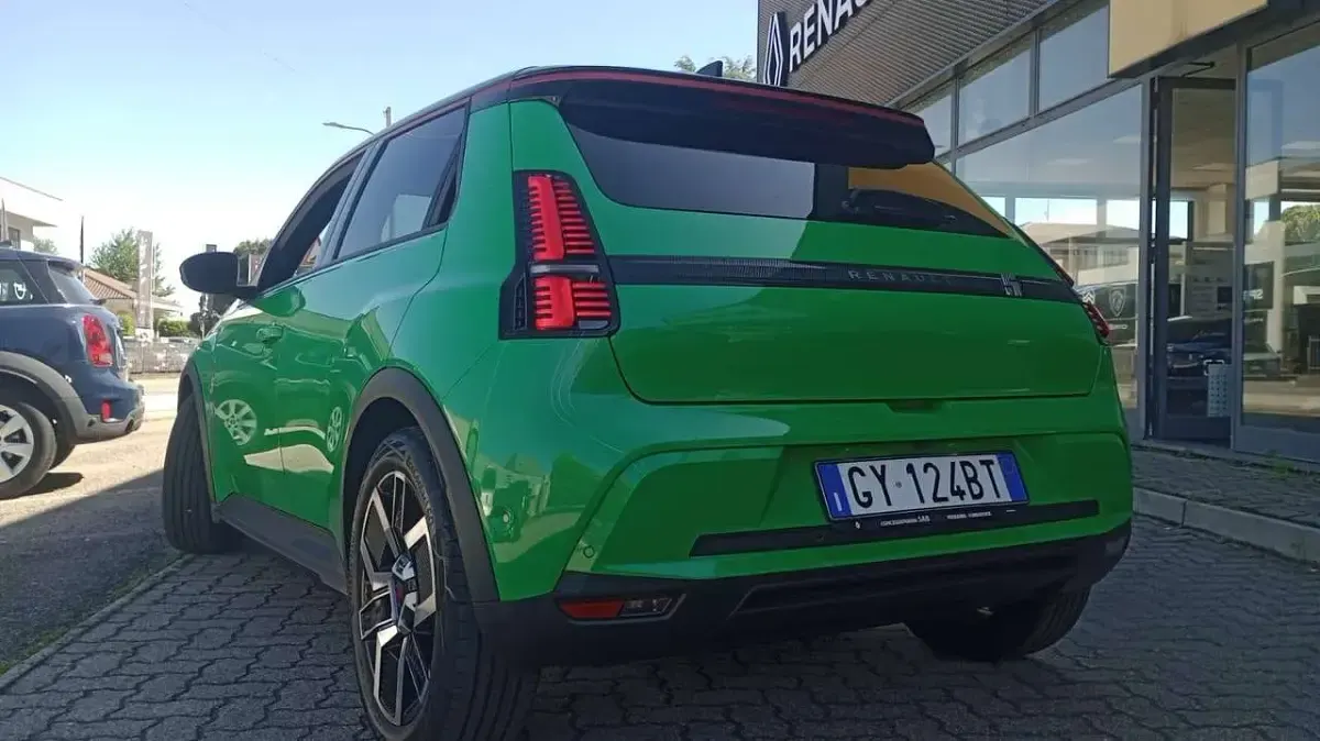 Nuova Renault 5 E-Tech Komfort 77 kW (106 CV) 2025 Verde Berlina