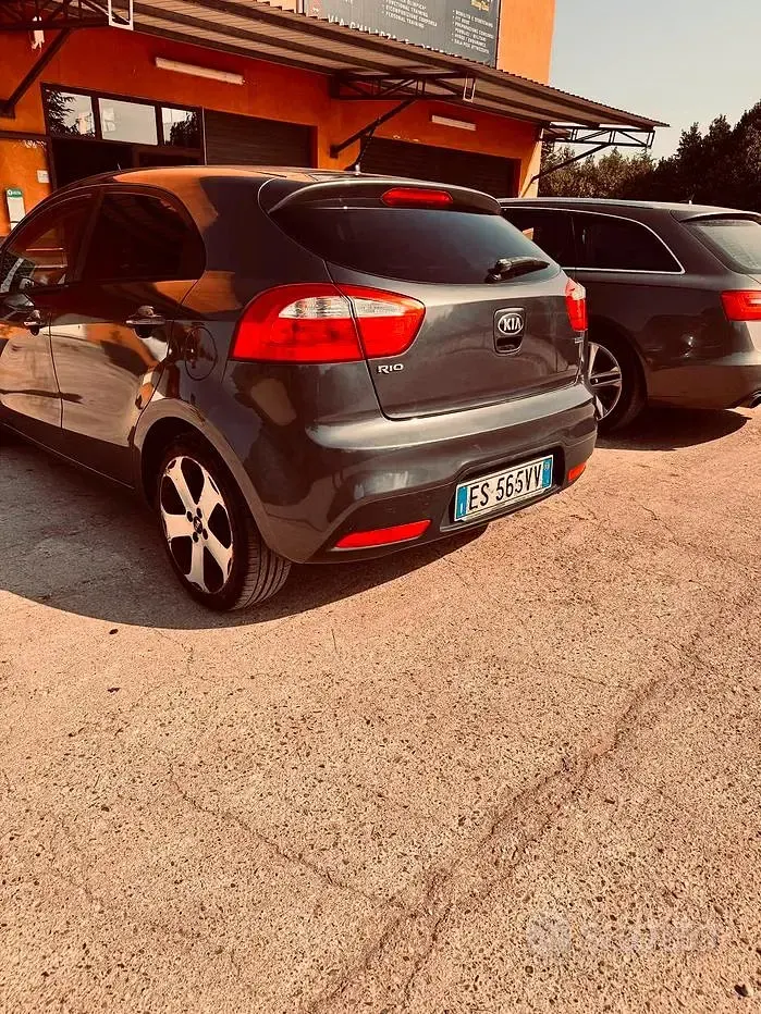 Usata Kia Rio 90 CV (66 kW) 2013 Grigio Berlina