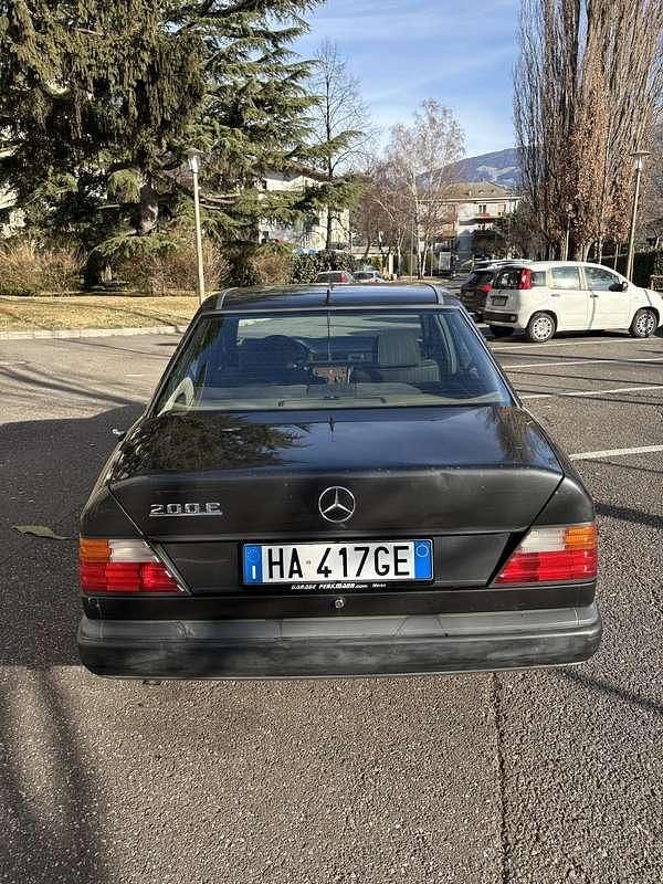 Usata Mercedes 200 122 CV (89 kW) 1989 Grigio Berlina