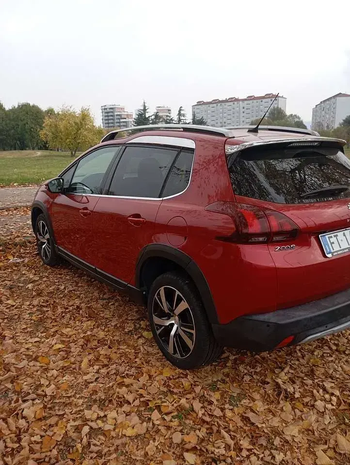 Używany Peugeot 2008 Allure 102 KM (75 kW) 2019 Czerwony SUV