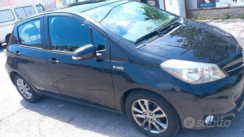 Usata Toyota Yaris 90 CV (66 kW) 2014 Nero Utilitaria