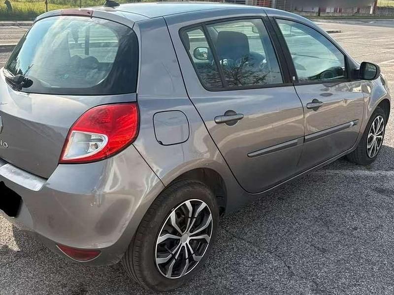 Usata Renault Clio III 75 CV (55 kW) 2011 Berlina