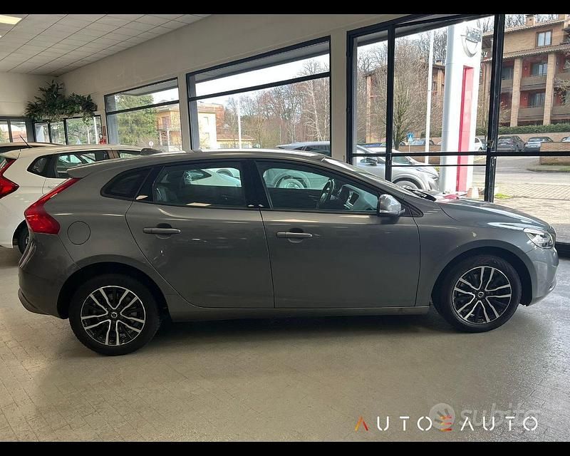 Usata Volvo V40 Business Edition 122 CV (89 kW) 2018 Grigio Berlina